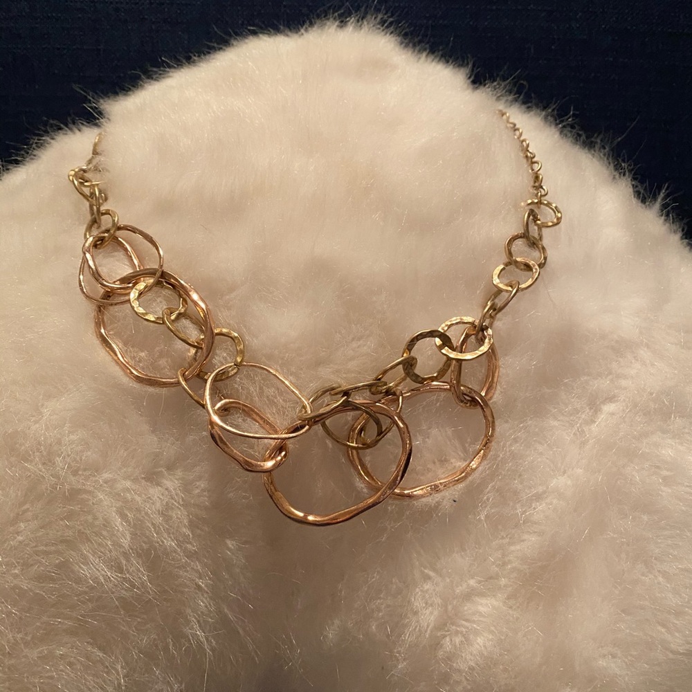 Great fun gold necklace with circulars rings. - Picture 5 of 11